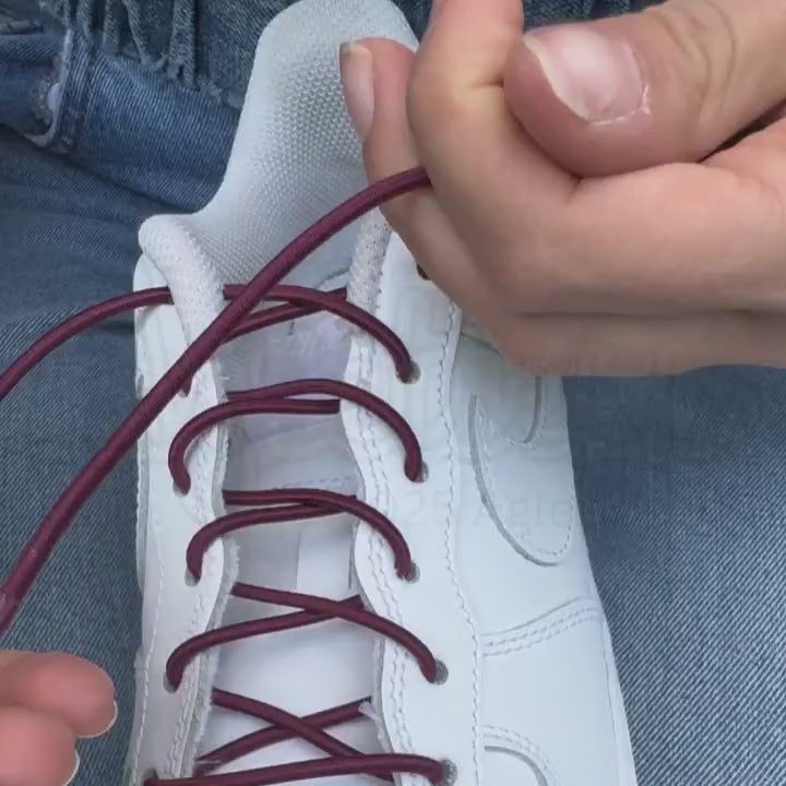Handleidingvideo waarin wordt getoond hoe ronde elastische veters van 3 mm wijnrood met een capsule-sluiting worden vastgemaakt, geschikt voor diverse soorten schoenen