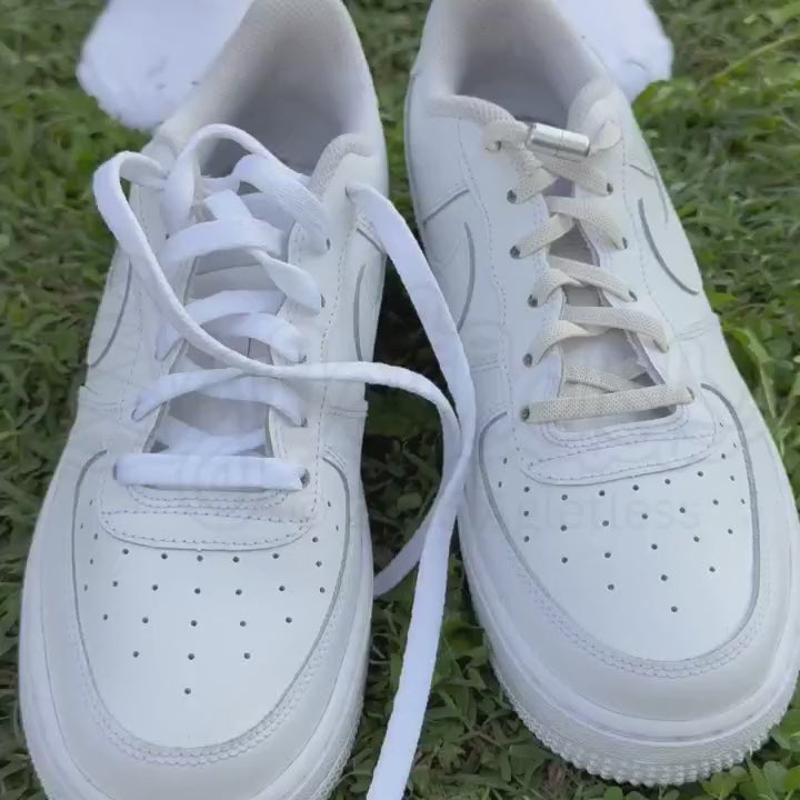 Filmpje van hoe je instapt in witte nike air force 1 met normale veters versus hoe je instapt in nike air force 1 met elastische veters plat 6 mm capsule beige
