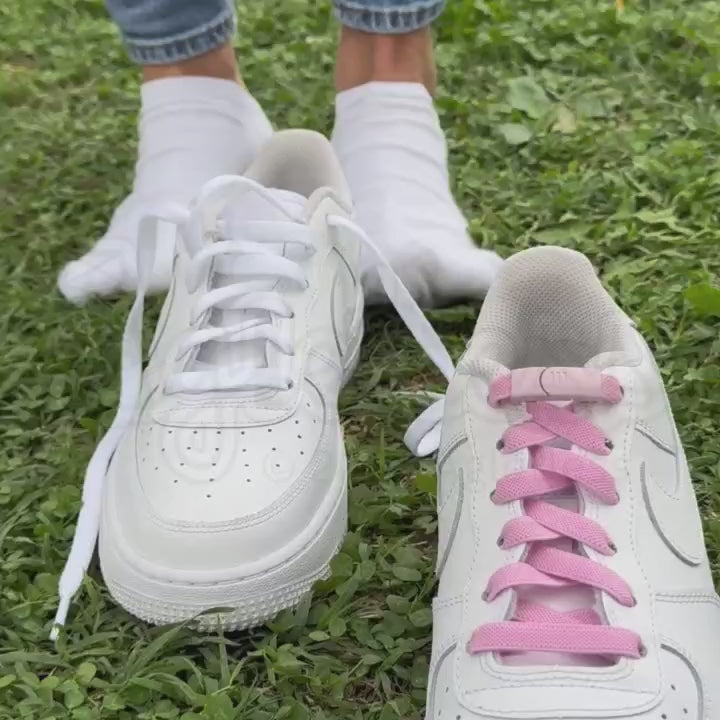 Filmpje van hoe je instapt in witte nike air force 1 met normale veters versus hoe je instapt in nike air force 1 met elastische veters plat 9 mm magneet roze