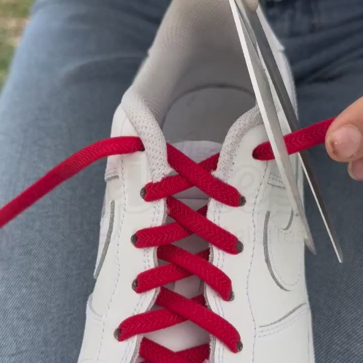 Video met een duidelijke demonstratie van hoe je platte elastische veters van 8 mm rood monteert met een magnetische sluiting, ideaal voor snel en praktisch gebruik