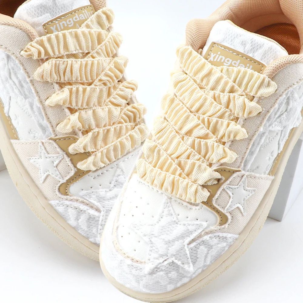 Scrunchie veters beige in schoenen close up