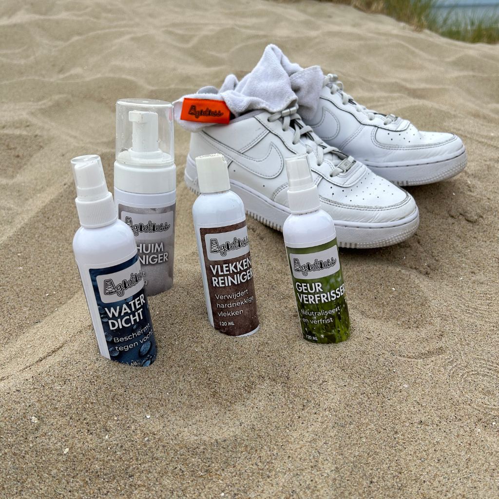 Witte schoenen die vies waren schoongemaakt met sneaker cleaner