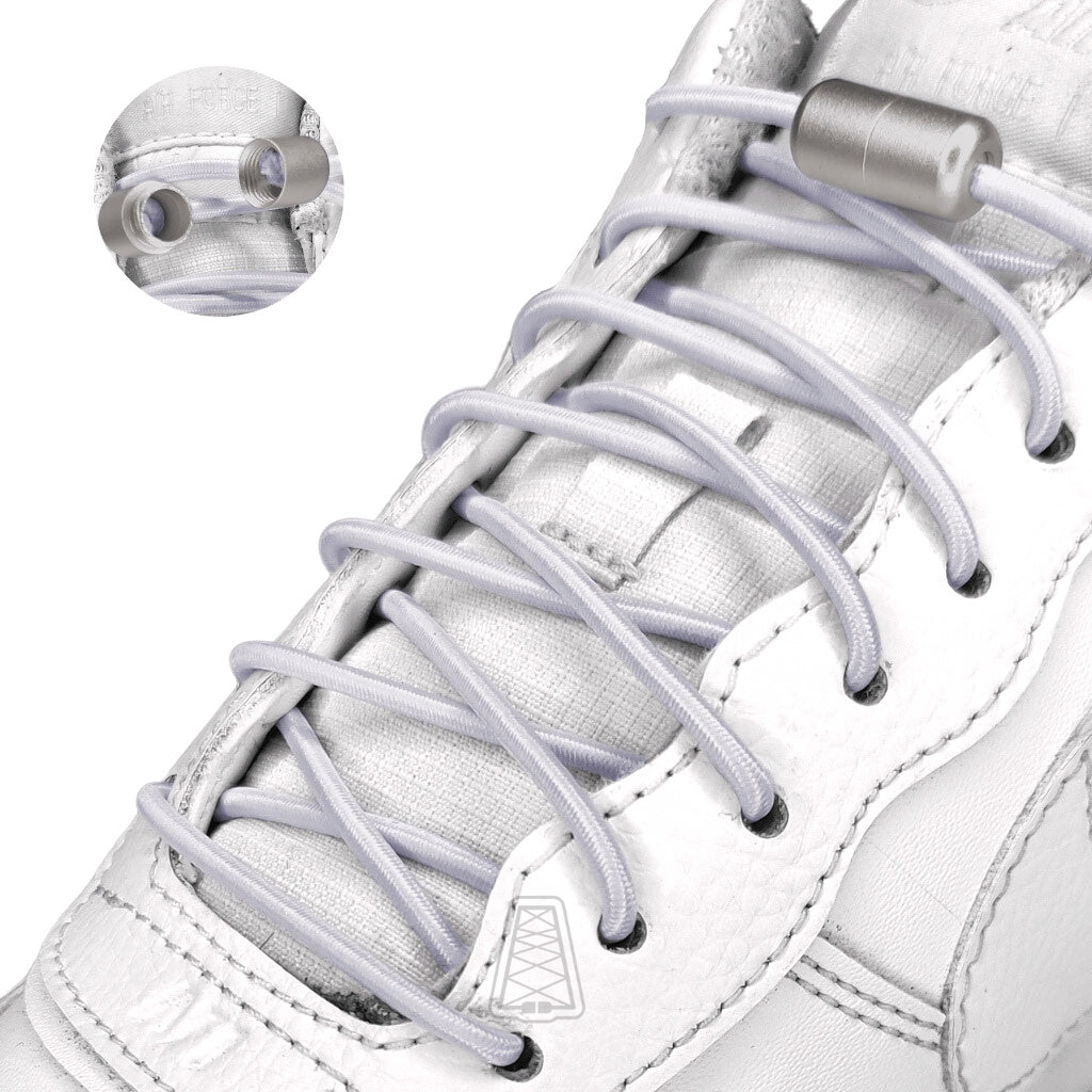 witte ronde dunne elastische veters zonder strikken op een paar sneakers